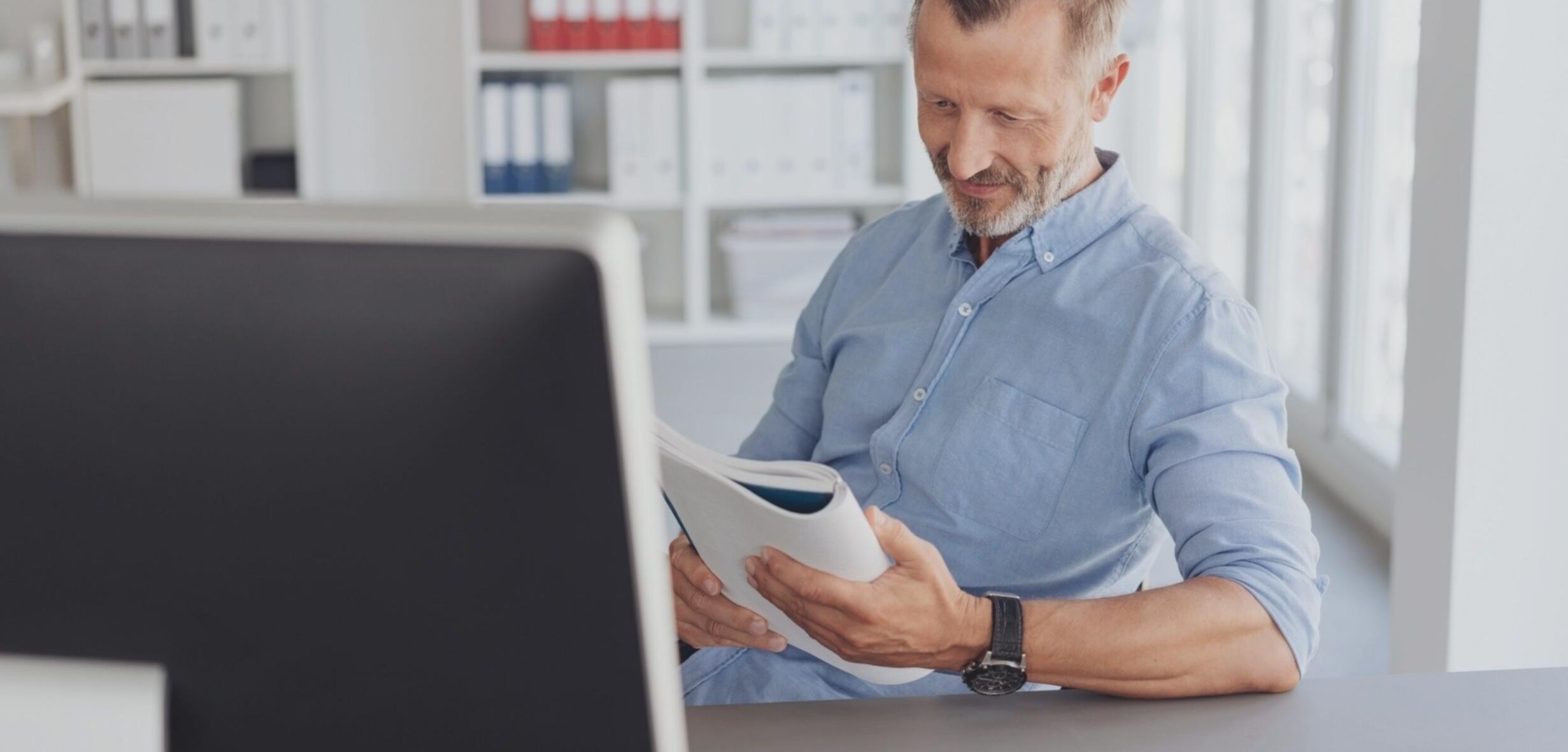 Organizadores revisando presupuestos detallados